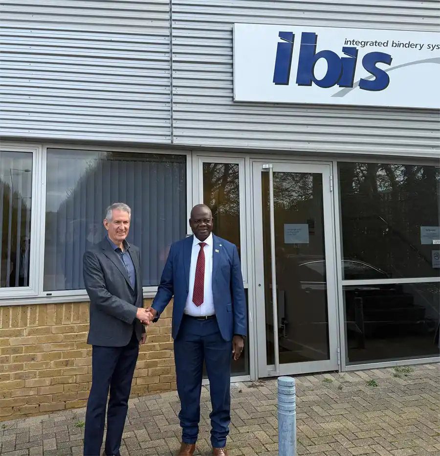 John Cracknell (MD, IBIS) with The Honorable Professor Torerayi Moyo,
Zimbabwe Minister of Primary and Secondary Education
